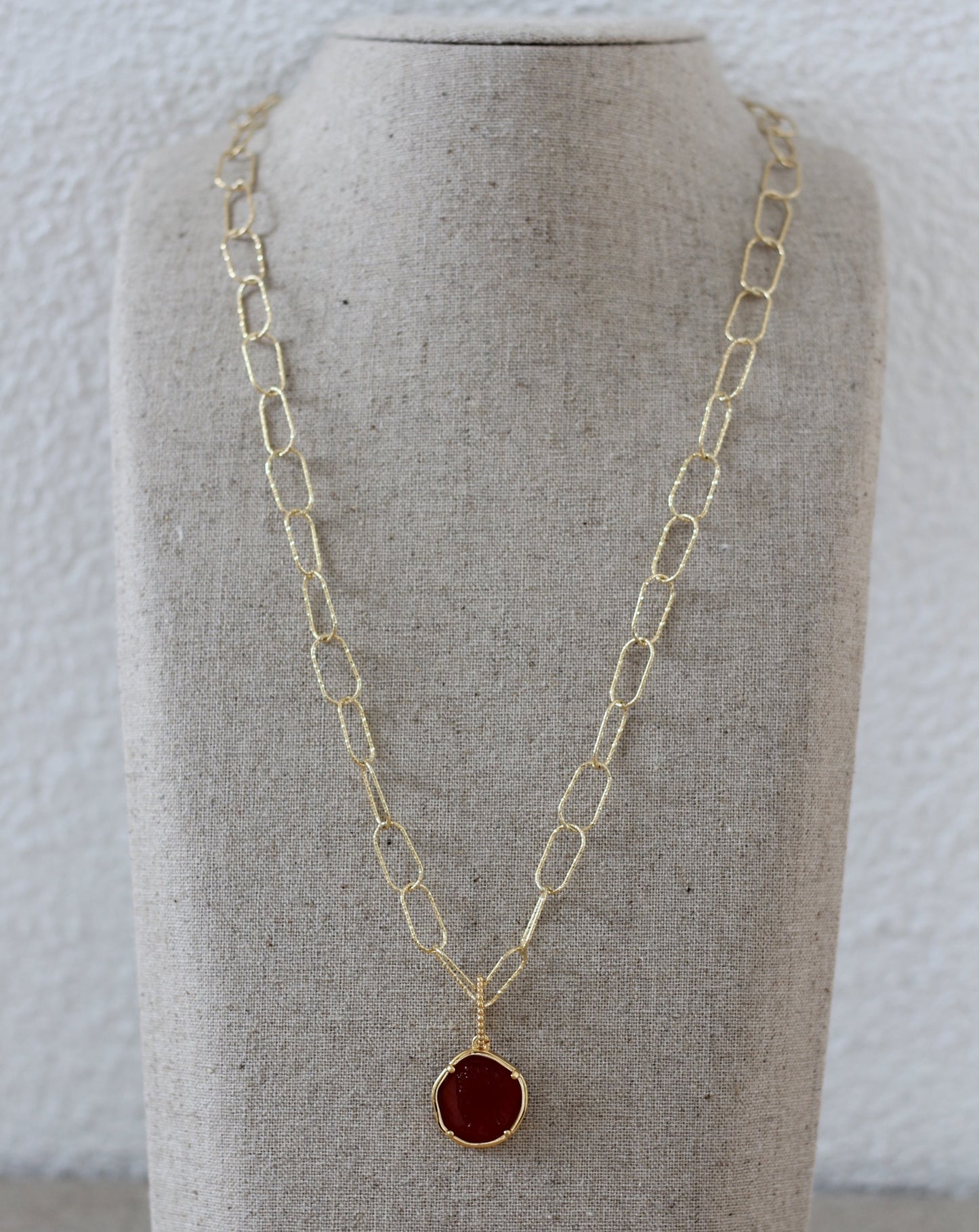 AGATE CHARM AND OVAL STATEMENT CHAIN