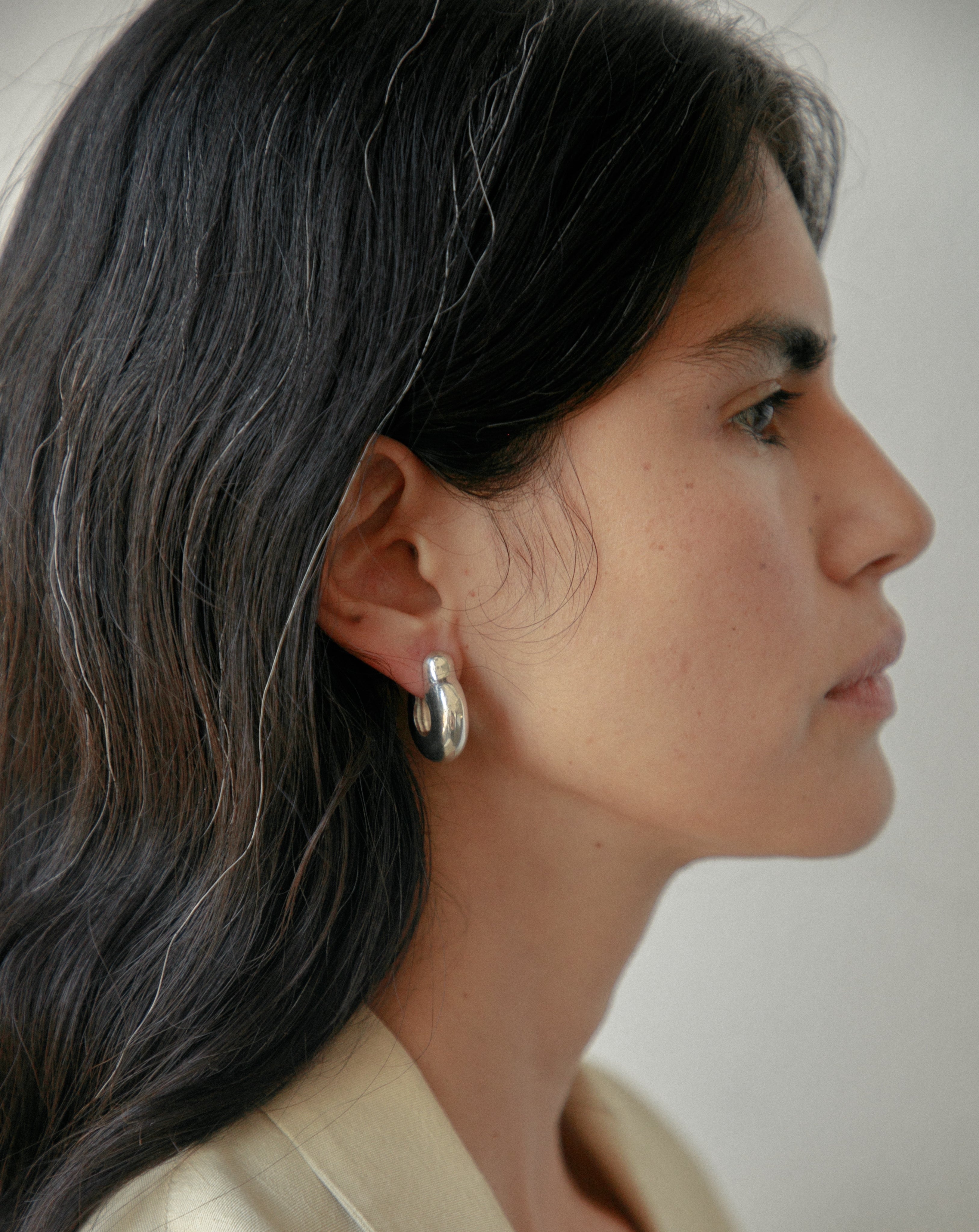 AMPLE HINGE HOOPS, LARGE – Liebstayn