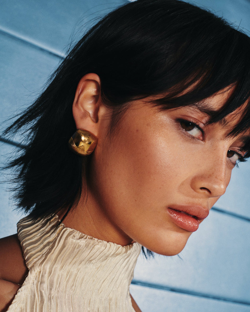 HERA OVERSIZED DOME RIDGE STUD EARRINGS missoma