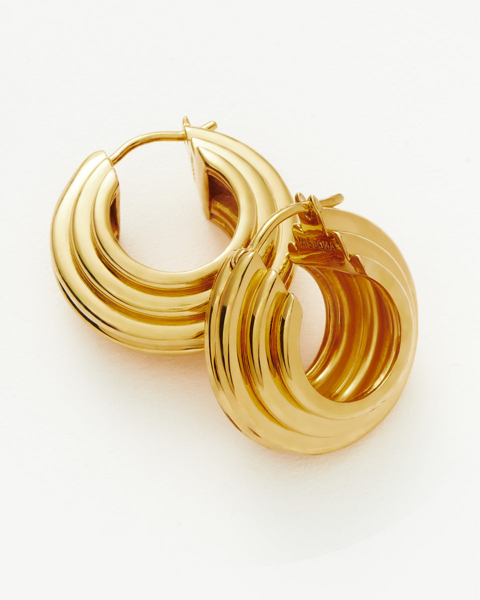 LUCY WILLIAMS MEDIUM CHUNKY RIDGE HOOP EARRINGS by missoma