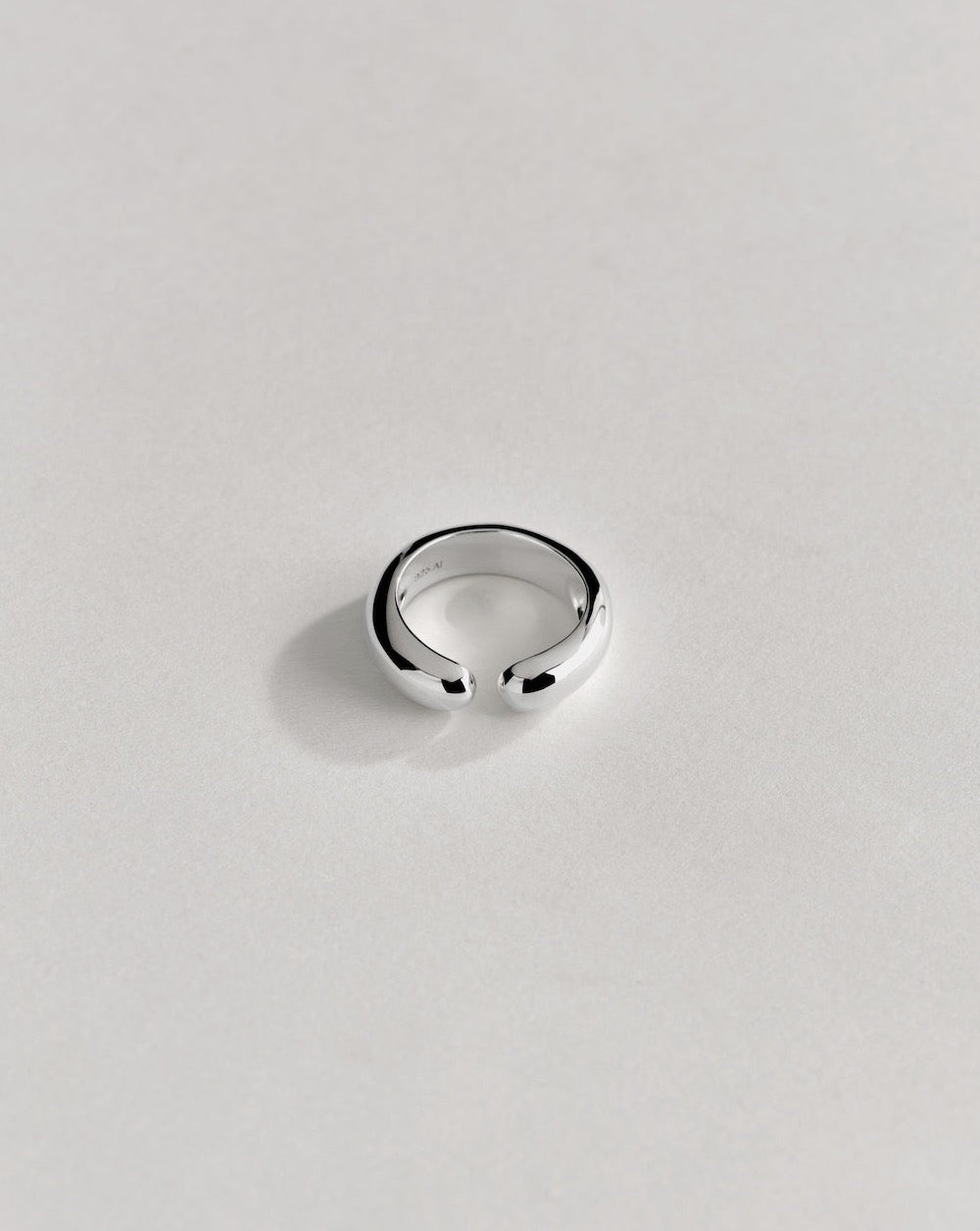 AMPLE BAND RING ANNIKA INEZ